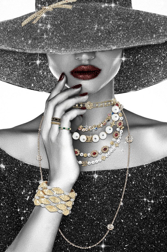 Image 1 of Volto di donna con fiori, farfalle e piume di pavone