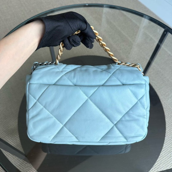 Image 1 of Chanel 19 Tas Klein - Gewatteerd geitenleer Lichtblauw Tweekleurige gouden hardware Microchip