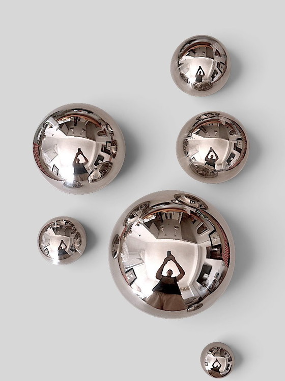 Set van 6 Sculpturale Roestvrijstalen Halve Bollen – Moderne Reflecterende Wanddecoratie – Trendy, Spiegels (photo 2 of 15)
