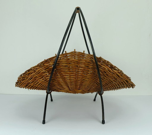 Korb aus brauner Weide mit schwarzem Metallgestell, Obstkorb aus der Mitte des 20. Jahrhunderts (1950er Jahre).