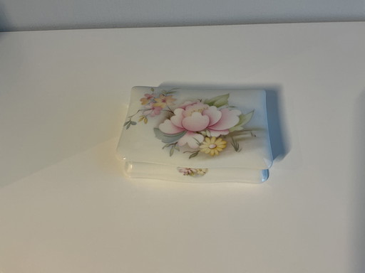 Joyero antiguo de porcelana con tapa.