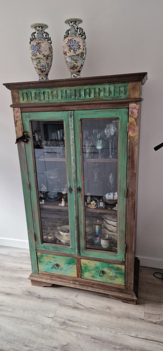 Image 1 of Wunderschön bemalter Vitrinenschrank