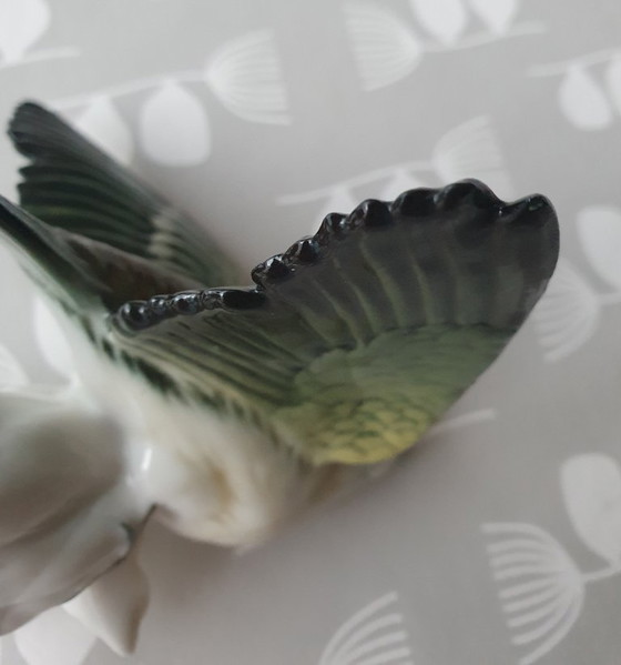 Image 1 of Oiseau en porcelaine de Karl Ens - mésange charbonnière - années 1920 - état impeccable