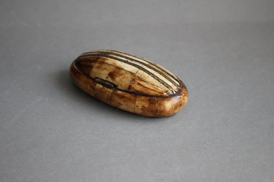 Image 1 of Portagioie vintage in corno o osso con decorazioni in ottone sul coperchio.