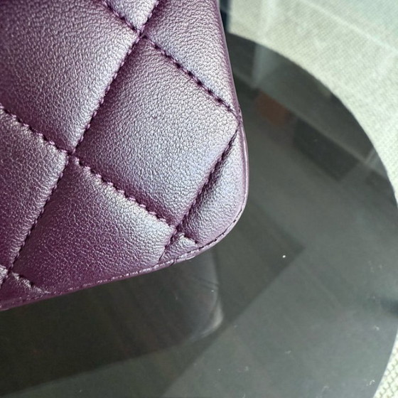 Image 1 of Borsa Chanel Classic Flap Medium - 25 cm in pelle di agnello trapuntata viola con finiture nere, serie 15