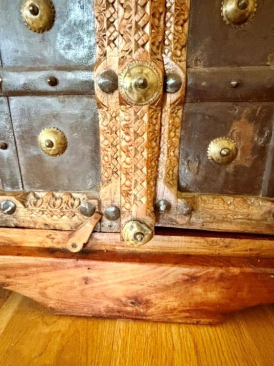 Indian cabinet with historic teak front door from Rajasthan – Storage cabinet, Wood (photo 7 of 7)