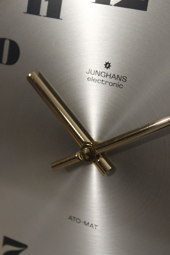 Image 1 of Pendule murale vintage Junghans laiton cadre cuir ceinture design moderniste 1970s