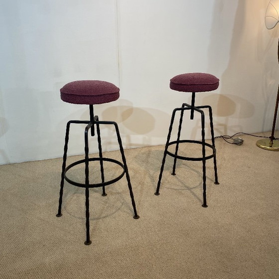 Image 1 of Paire de tabourets de bar pivotants en fer bouclé bordeaux, style vintage italien des années 1950