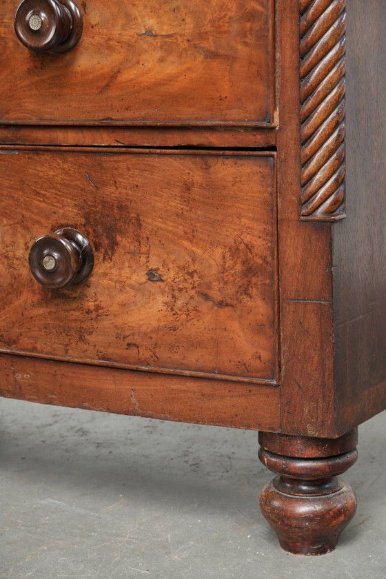 Image 1 of Grote antieke 19e eeuwse Engelse bow front ladekast/ commode met sierlijke details
