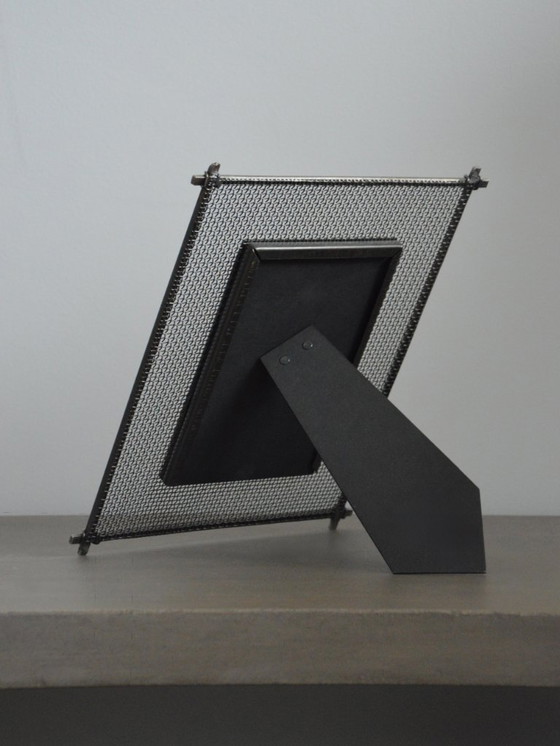 Image 1 of Telaio in rete metallica dal design industriale/brutalista