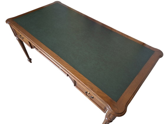 Bureau anglais classique avec incrustations de cuir, bel aspect vieilli, dimensions 155x80cm et 77cm de (photo 5 of 5)