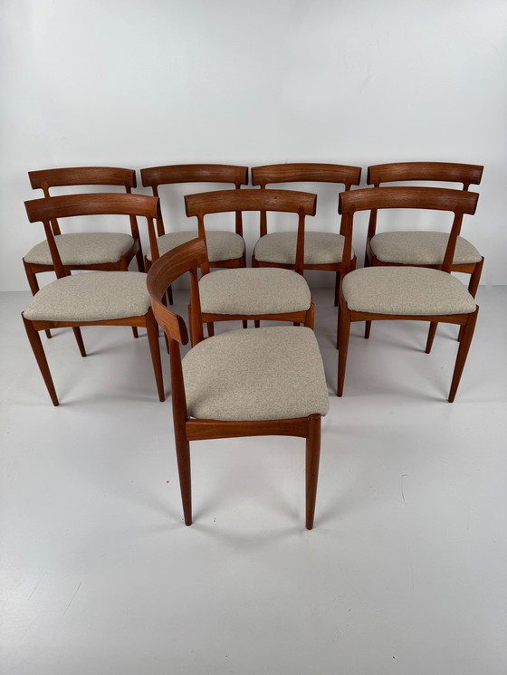 Image 1 of Set van 8 model nr. 7 eetkamerstoelen van Johannes Andersen voor Uldum Møbelfabrik