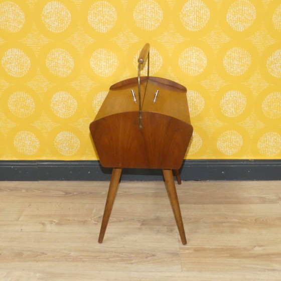 Image 1 of Panier à couture classique des années 50 Boîte à couture en bois sur pieds