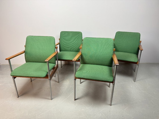 Image 1 of Juego de 4 sillas de comedor Thereca de diseño de mediados de siglo con tapicería verde vibrante.