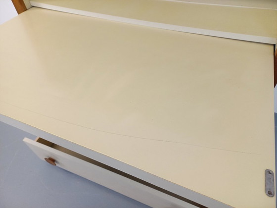 Image 1 of Secrétaire meuble de rangement vintage en bois de chêne et mélaminé blanc écru des années 70