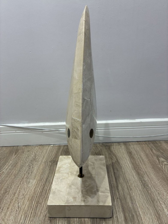 Maitland-Smith Tessellated Stone Vissculptuur op standaard, Beeldhouwkunst, Steen, Messing, Beige, 1980 (foto 4 van 6)