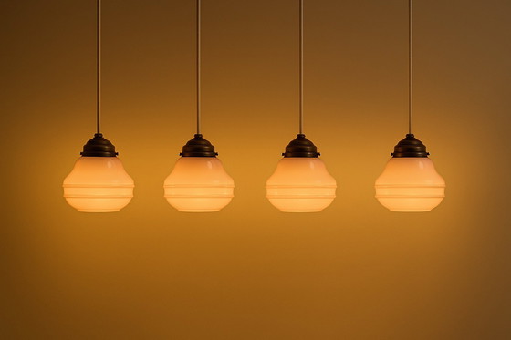 Image 1 of Set van 4 roze opaalglazen hanglampen – vintage