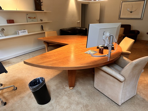 Jan des Bouvrie round wooden desk