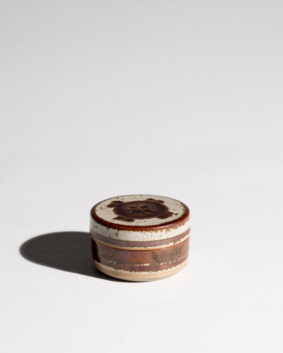 Image 1 of Kuratiertes dänisches Studio-Keramik-Ensemble: Vase von Jette Andersen und Schachtel von Marianne Starck