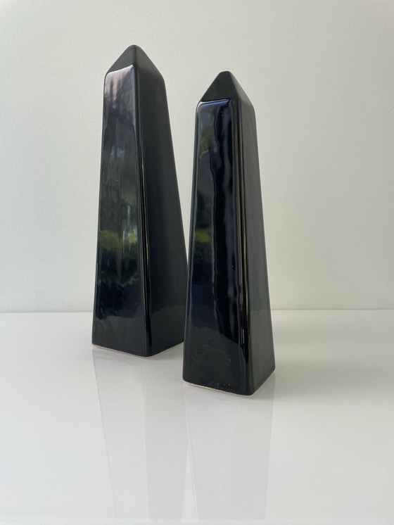 Image 1 of 1980er Jahre Satz von zwei Keramik-Obelisken, Memphis-Stil