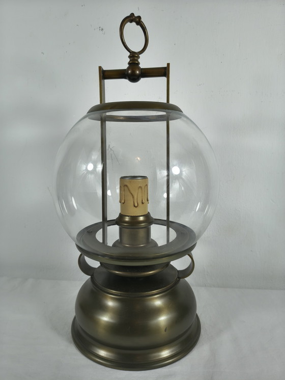 Image 1 of Lampe de table lanterne vintage en laiton avec globe en verre et porte-bougie