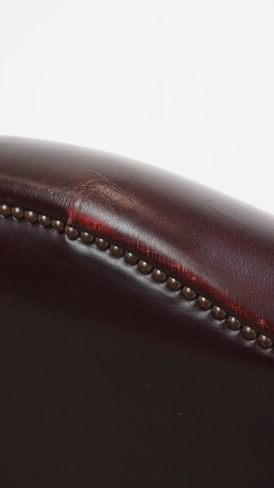 Image 1 of 2x Bordeauxrode rundleren oorfauteuils in Engelse stijl