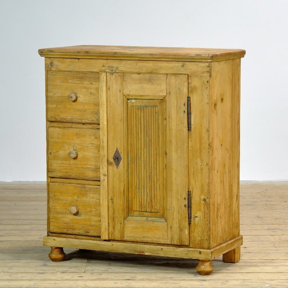 Armario de pino, circa 1900 – Iron, Wood (photo 3 of 14)