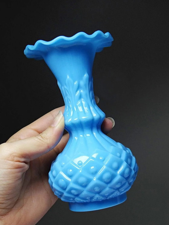 Coppia di piccoli vasi vintage in opalina bianca e blu, decoro ananas., Cristallo, Vetro, Bianco (foto 9 di 16)