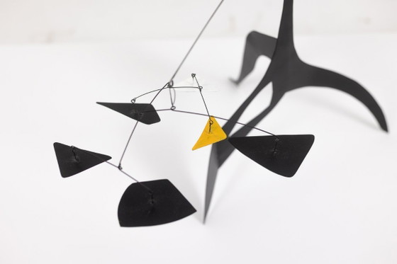 Image 1 of Olivier Vonet. Sculptuur in zwart, geel en wit gelakt metaal. Hedendaags.