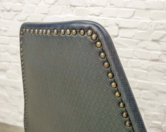 Image 1 of Set van vier minimalistische vintage keukenstoelen, nachtblauw kunstleer met chroomaccenten. België, jaren 60.