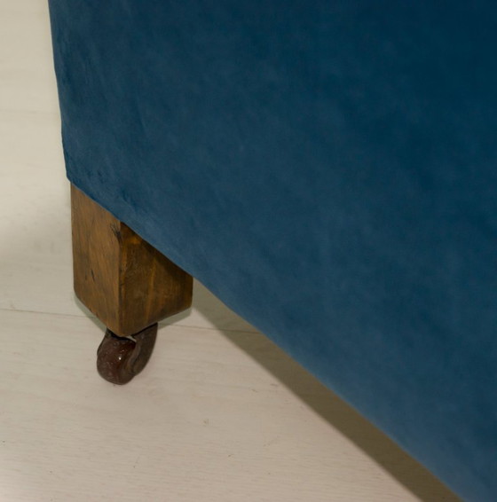 Image 1 of Paar 19e-eeuwse Neo Renaissance Eiken en Blauw Fluwelen Italiaanse Fauteuils