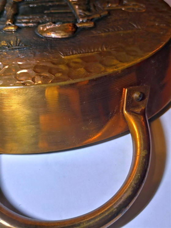 Image 1 of Piatto in rame martellato con scena contadina in stile antico / Retro Vintage anni '60