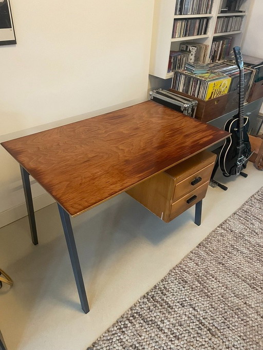 Schreibtisch aus der Mitte des Jahrhunderts