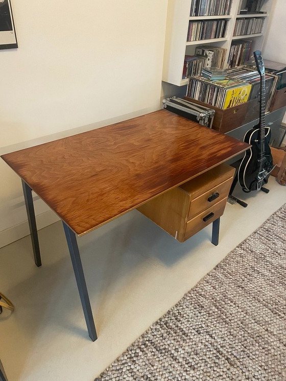 Image 1 of Escritorio de mediados de siglo