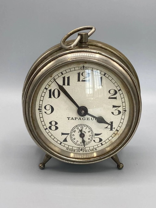 Antieke mechanische Tapageur wekker, zilverkleurige metalen behuizing, gemaakt in Frankrijk. – decoratieve objecten