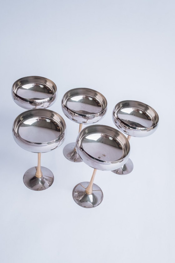Image 1 of Set di 5 coppe da champagne italiane in acciaio inox con steli placcati in oro.