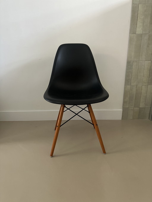 Silla Vitra Eames DSW negra en muy buen estado