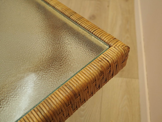 Image 1 of Table d'appoint en verre et osier, design danois, années 1970, fabriquée au Danemark