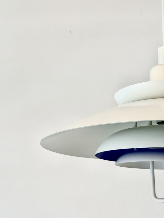 Lampada a sospensione vintage Form-Light bianco & blu cobalto – Danimarca, anni '70 – form light (photo 5 of 15)