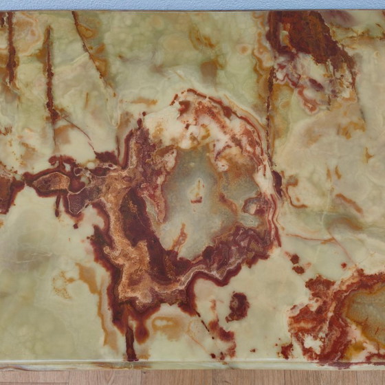 Image 1 of Table basse ovale de style Hollywood Regency avec plateau en marbre et piètement en laiton.