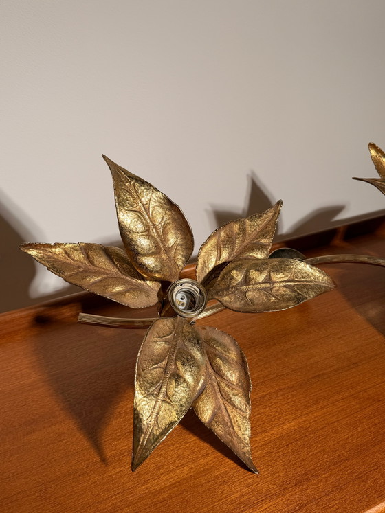Vintage Hollywood Regency wandlamp in bladmotief, verguld metaal, in Willy Daro-stijl. – Wandlampen (photo 3 of 4)