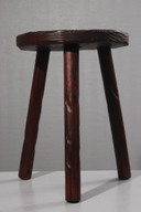 Tabouret tripode moderniste pin massif teinté art populaire design 1950s