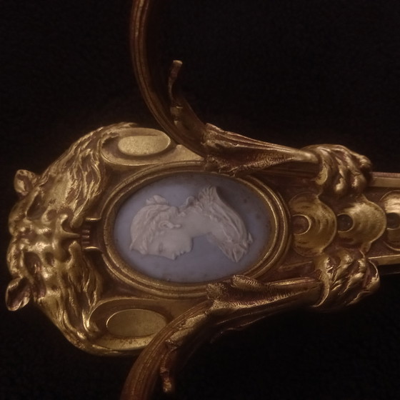 Image 1 of verguld bronzen kandelaar en wedgwood bord, laat 19e eeuw leeuwenkop beer