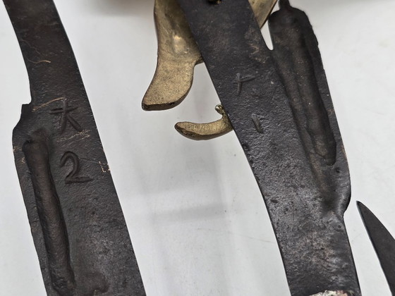 Image 1 of Grande sculpture murale vintage en laiton, représentant un vol d'oiseau.