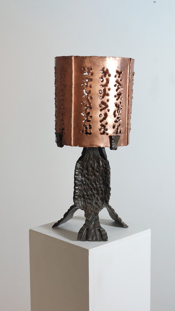 Image 1 of Vintage metalen brutalistische tafellamp uit het midden van de vorige eeuw, gemaakt van smeedijzer.