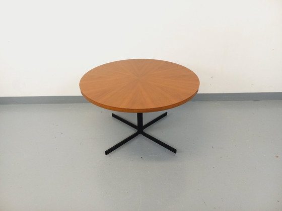 Image 1 of Grande table basse ronde style scandinave vintage modulable en table à manger “monte et baisse”, en teck et métal noir