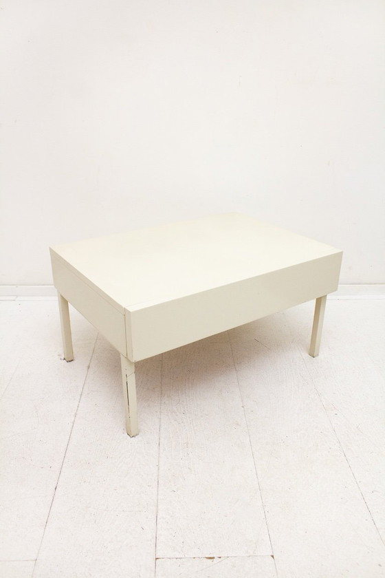 Image 1 of Mesita de noche de madera Interlübke con patas de metal lacado en blanco.
