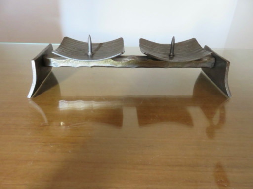 "Brutalistische" kandelaar van onbewerkt gesmeed en gehamerd staal, 1960 – kandelaars en kaarsen, Iron (photo 2 of 9)