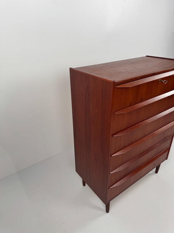 Image 1 of Commode danoise en teck – Élégance de la façade sculptée