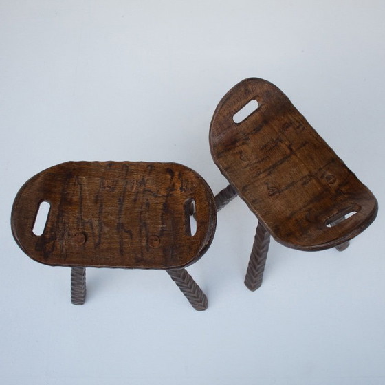 Image 1 of Set van twee handgesneden houten krukjes met handgrepen